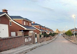 Calle en la que se ubican algunos de los chalets sobre los que pesa sentencia de derribo desde hace años