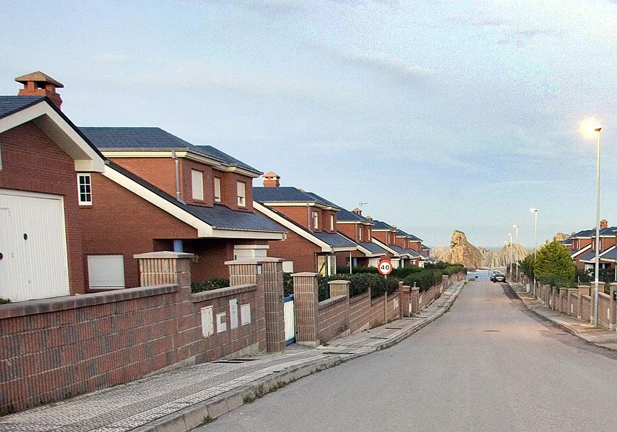 Calle en la que se ubican algunos de los chalets sobre los que pesa sentencia de derribo desde hace años