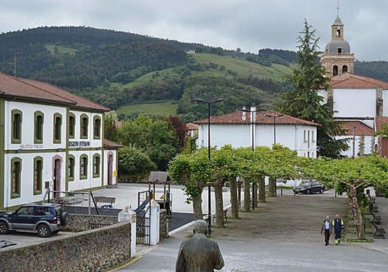 La organización insta al consistorio a eliminar las diferencias de precios en las tasas del agua.