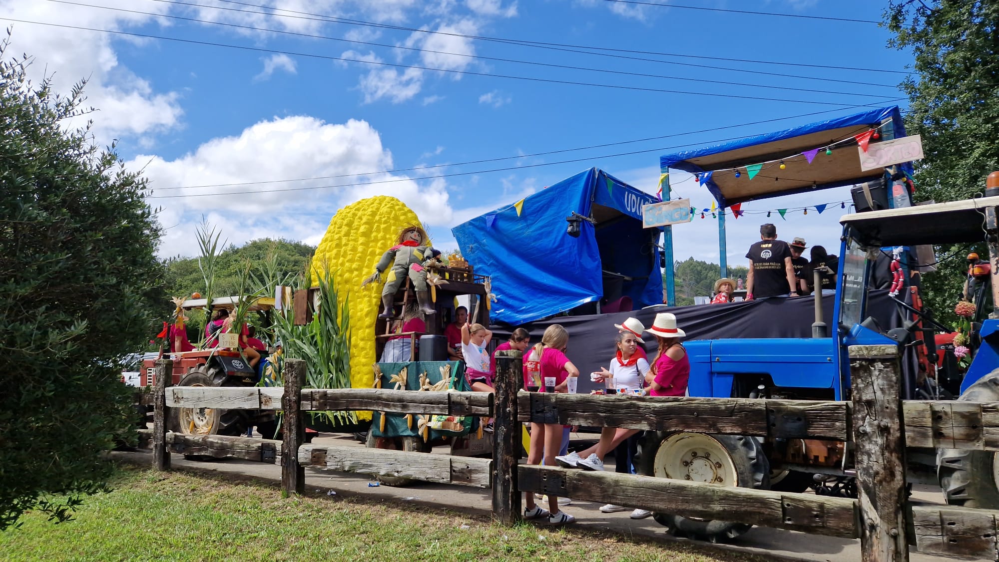 Varias de las carrozas participantes.