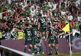 Los jugadores del Racing celebran un gol ante el Albacete con los aficionados verdiblancos de la grada.