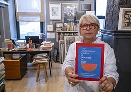 Carmen Alonso, propietaria de la librería Carmen Alonso de Santander, sostiene el cartel de «condena al genocidio en Gaza».