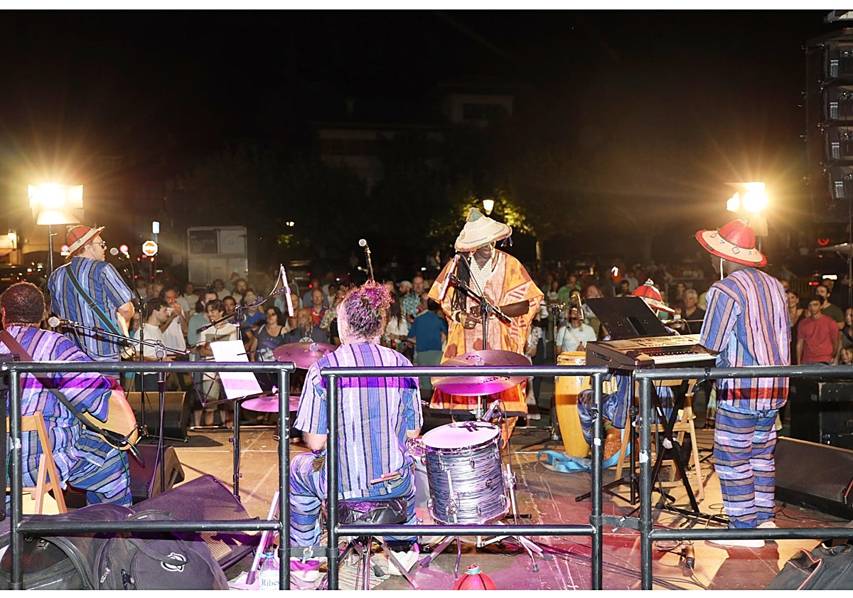 Imagen principal - Soulymane con su grupo «Kaïro Band»; el público disfrutando del festival, y escanciando sidra en el mercadillo tradicional