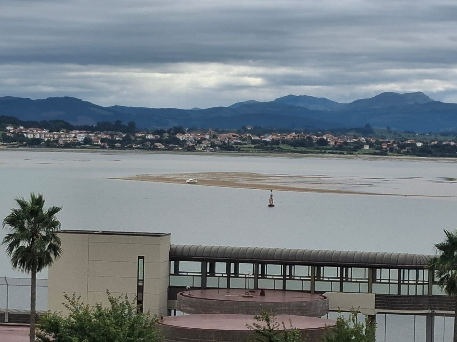 El nivel del mar ha descendido tanto que ha dejado varada alguna embarcación en medio de la bahía.