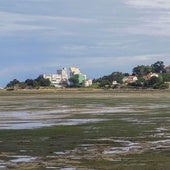 La bajamar desnuda la bahía de Santander
