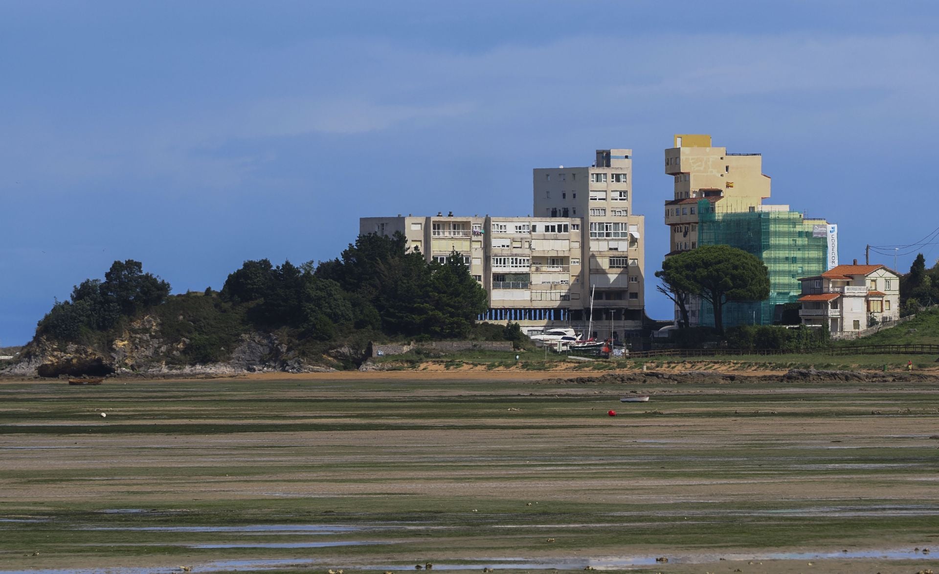 Pedreña ha sido, como es habitual en estos casos, una de las localidades donde mejor se ha podido apreciar la bajamar.