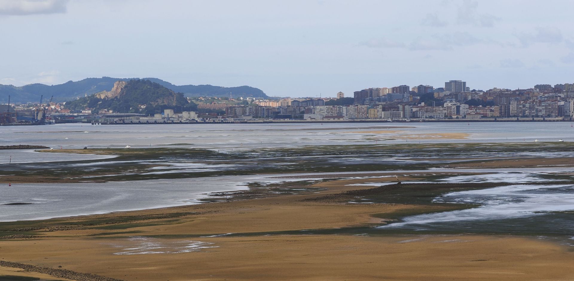 La bajamar ha permitido ver y recorrer gran parte de la bahía que habitualmente se encuentra sumergida. 