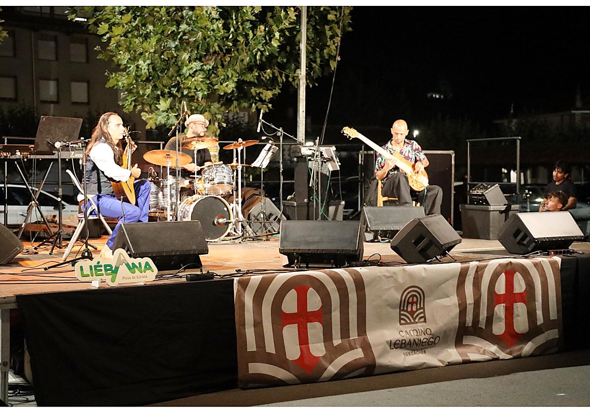 David Tavares, Marcio Rosa y André Prodossimo, durante su actuación