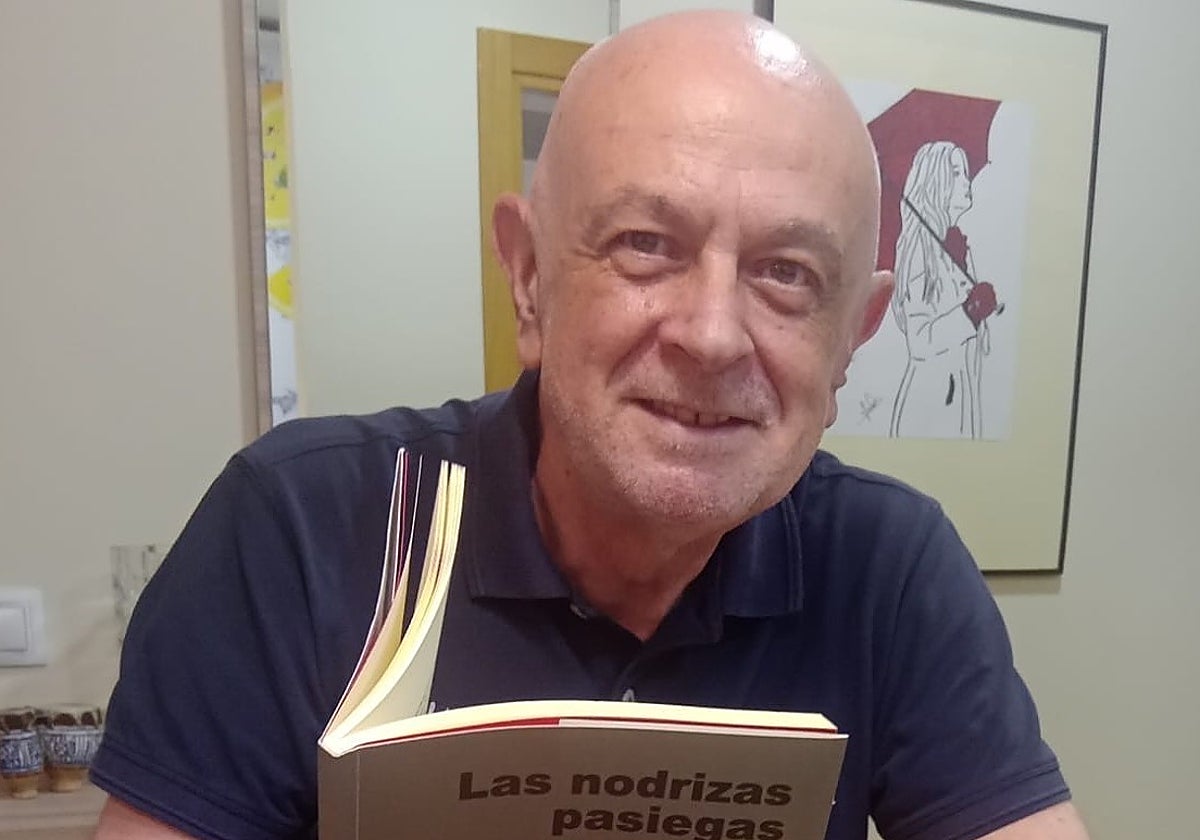Juan Francisco Quevedo con su último libro, «Las nodrizas pasiegas».