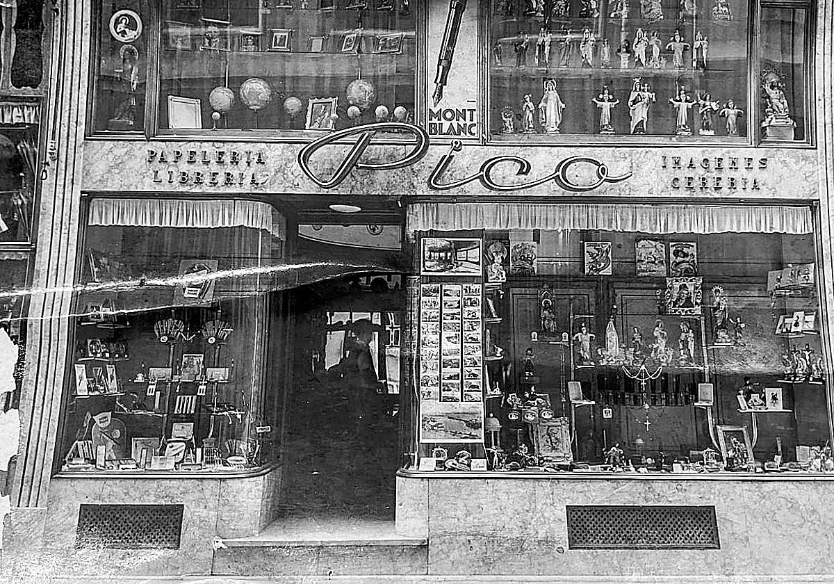 Fachada de Regalos Pico de 1952, cuando se colocó su característico rótulo.