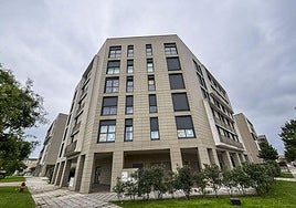 El edificio de la calle Hermanos Calderón 28, en Peñacastillo, en el que se abrirá un salón de juegos.