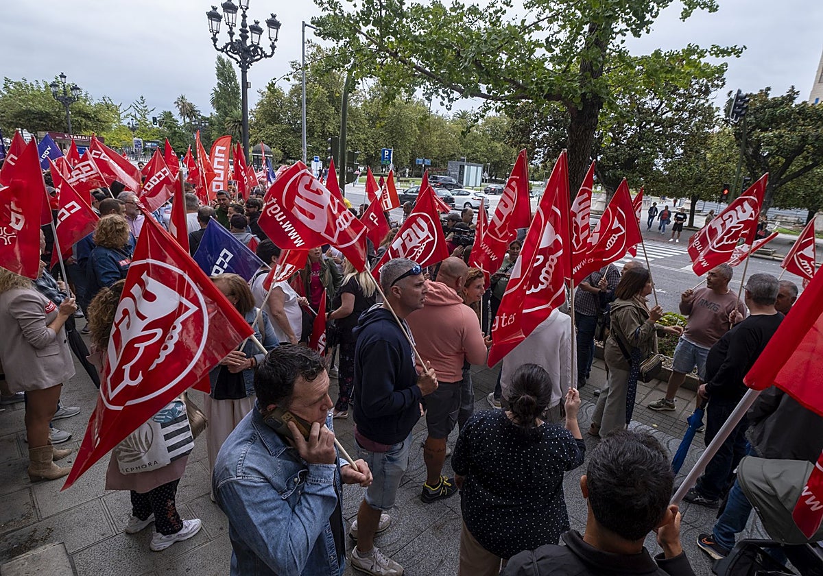 Manifestantes en la concentración que ha tenido lugar este miércoles a las puertas de la Delegación de Gobierno de Cantabria.