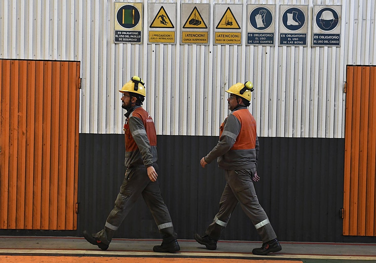 Dos trabajadores industriales en las instalaciones de la fábrica.