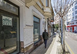 Un hombre pasea por la calle Ruiz Tagle frente a un local comercial desocupado.