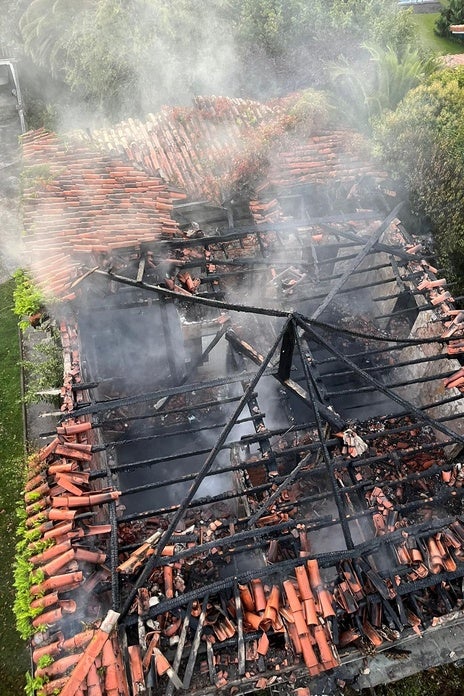 El tejado quedó completamente calcinado.
