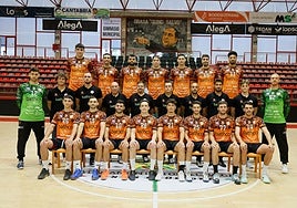 Fila superior de izquierda a derecha: Jokin Aja, Andrés Moyano, Marcio Silva, Borja Lombilla, Ángel Fernández, Juanjo Fernández y James Junior Scott. Fila centro de izquierda a derecha: Carlos Calle, Raúl Cidón, Álvaro Leiva, Pedro Vicente del Moral, Jordi Lluelles, Jacobo Cuétara, Marcos Gárate, Érik Sánchez, Juan Zaballos y Leo Tercariol. Fila inferior de izquierda a derecha: Marko Jurkovic, Jakub Prokop, Álex Rubiño, Oswaldo Maestro, Isi Martínez, Fafa Cangiani, Nico Colunga y Javi Muñoz.