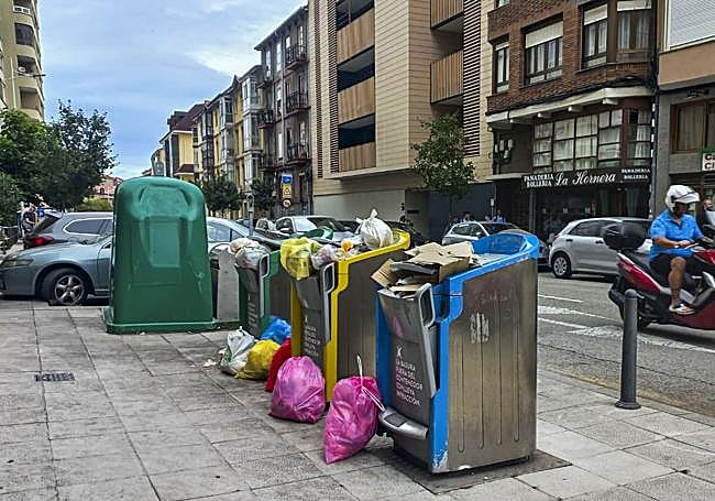 La situación respecto a la recogida neumática de basura se repite en la calle Alta, donde también se acumula basura al lado de los contenedores. Ayer a las 13.15 horas.