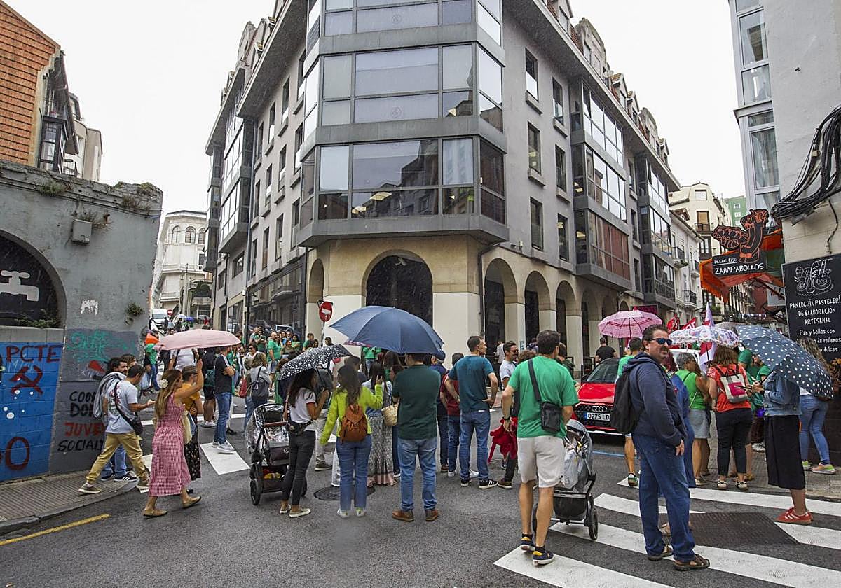 Concentración de docentes del sistema cántabro frente a la Consejería de Educación en Santander.
