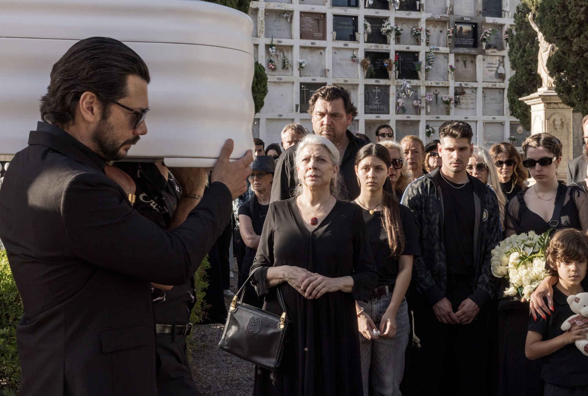 Álvaro Morte y Kiti Mánver en 'Dos tumbas'.