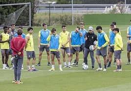 José Alberto da instrucciones a sus futbolistas durante la sesión del miércoles.
