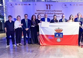 La delegación cántabra, en Chile, con el reconocimiento que acredita a Costa Quebrada como Geoparque de la Unesco.