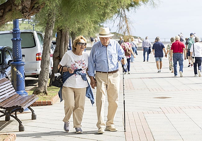 Francisca Muñoz y Gonzalo Marco pasean de la mano por Santander.