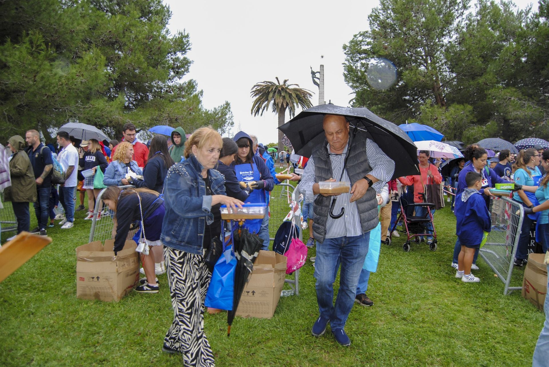 La mayoría de vecinos han optado por llevárselo a casa para degustarlo sin mojarse. 