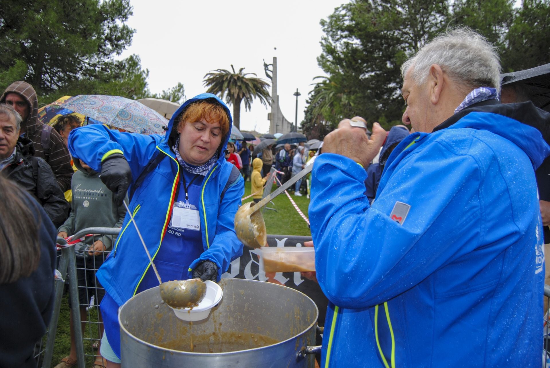 Las peñas han trabajado incansablemente para repartir cerca de 10.000 raciones. 