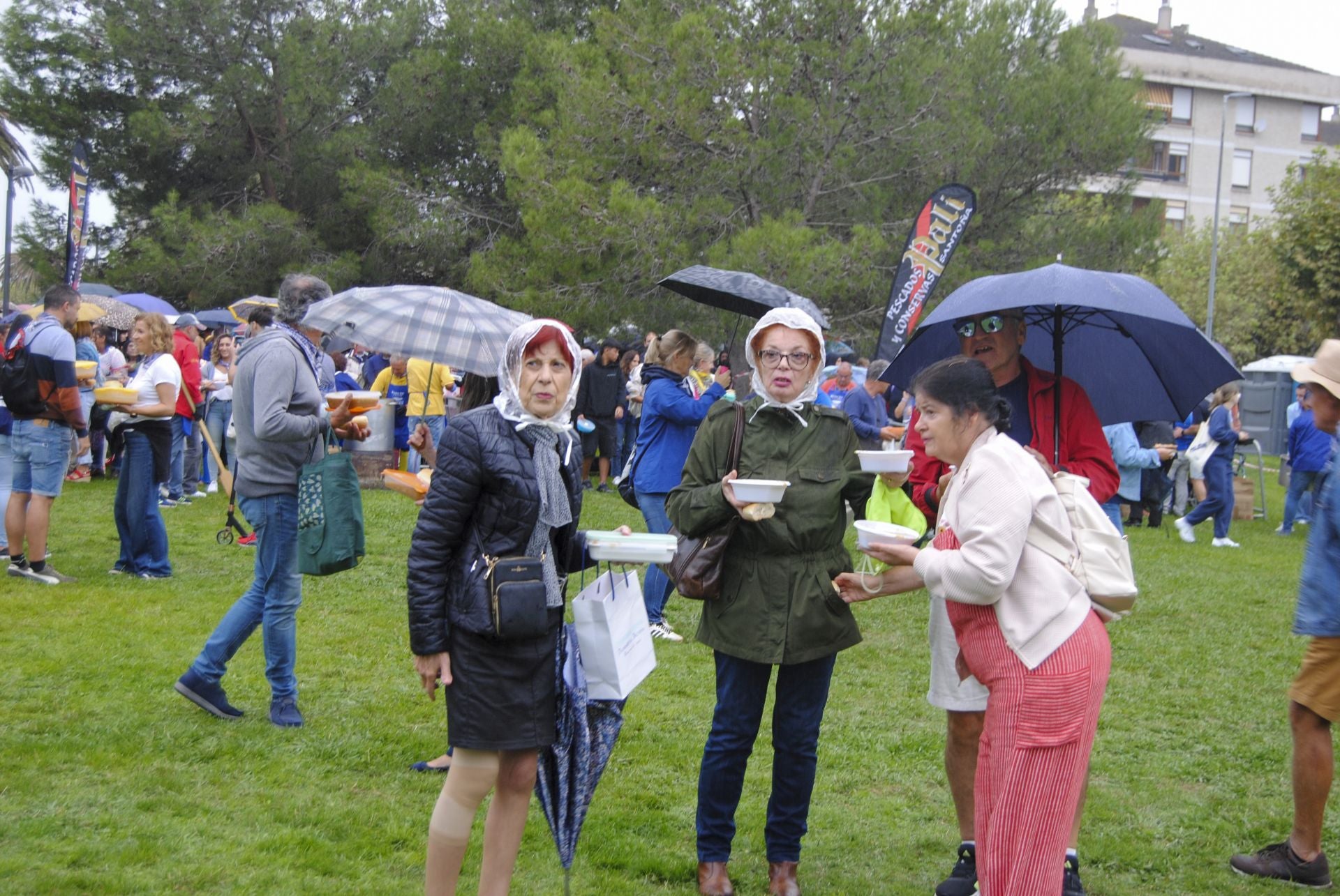 Los chubasqueros y plásticos en la cabeza han servido para protegerse de la indeseada lluvia. 