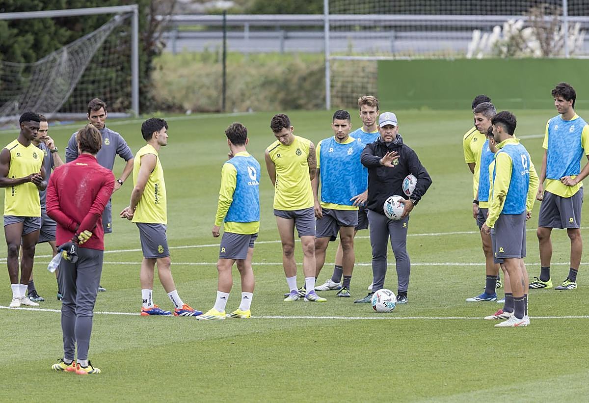 José Alberto da instrucciones a sus futbolistas durante la sesión del miércoles.
