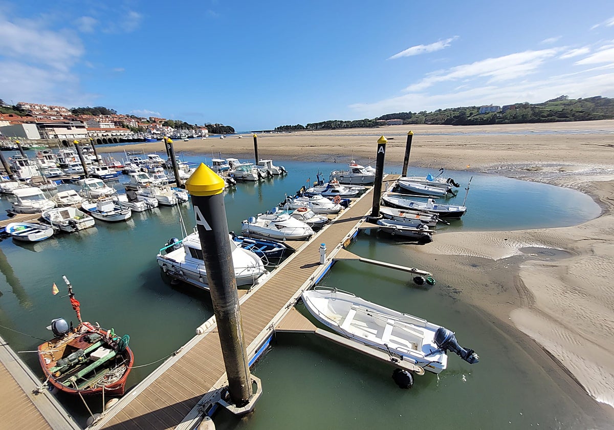 Puerto deportivo de San Vicente en la bajamar.