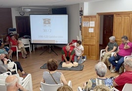 Tamara Alonso enseña como realizar el masaje cardiaco durante el taller