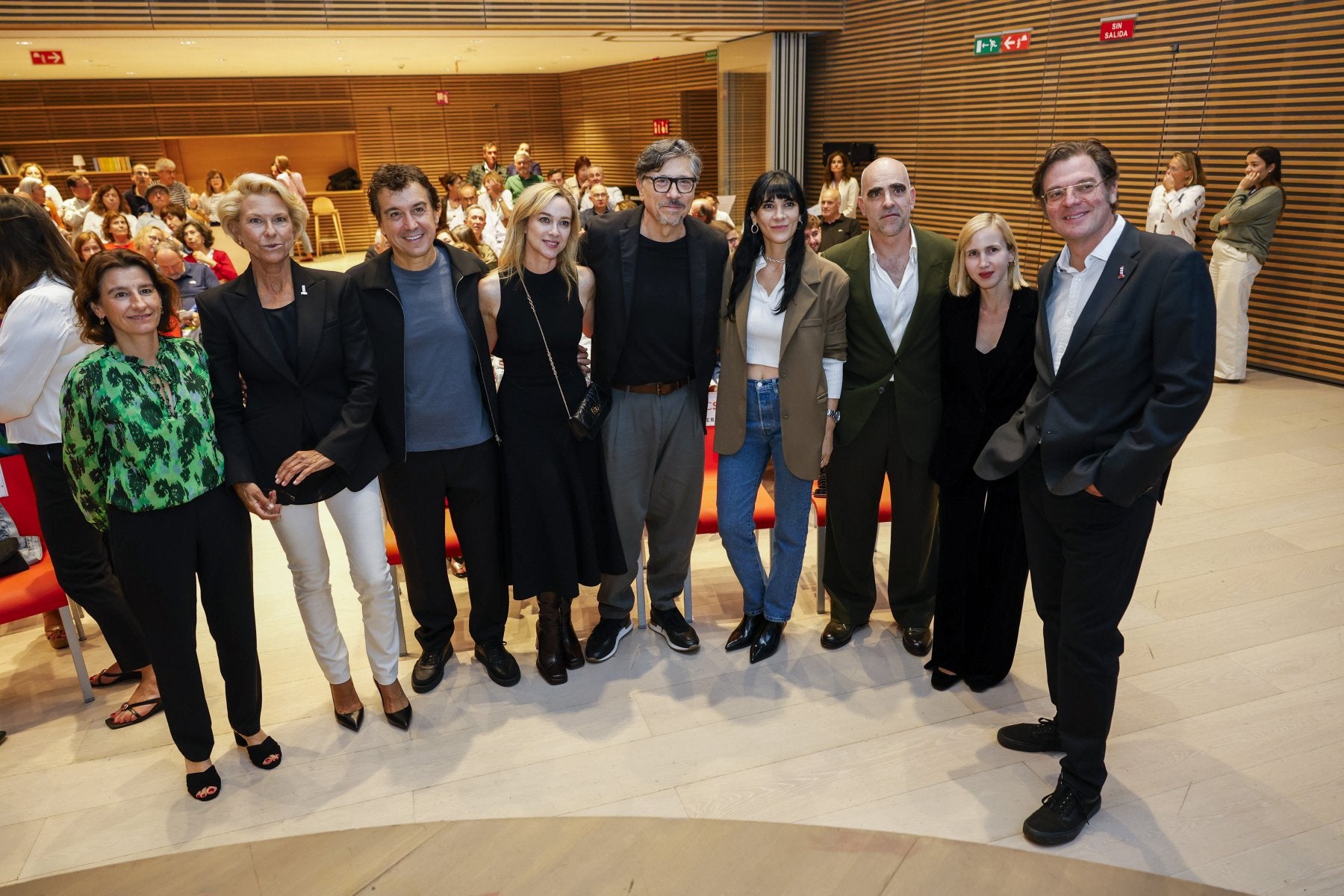 Fátima Sánchez, Lucrecia Botín, Javier Veiga, Marta Hazas, Carlos Bardem, Cecilia Gessa, Luis Tosar, Júlia Olmo y Álvaro Longoria.