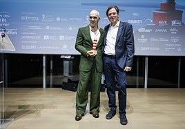 El actor Luis Tosar, con su Faro de Honor, junto a Álvaro Longoria.