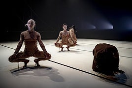 Imagen de la coreografía de 'Lake machine', durante uno de los últimos ensayos de la obra que se estrena esta noche.