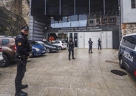 Agentes de la Policía Nacional custodian la Consejería de Obras Públicas el día que estalló el caso.