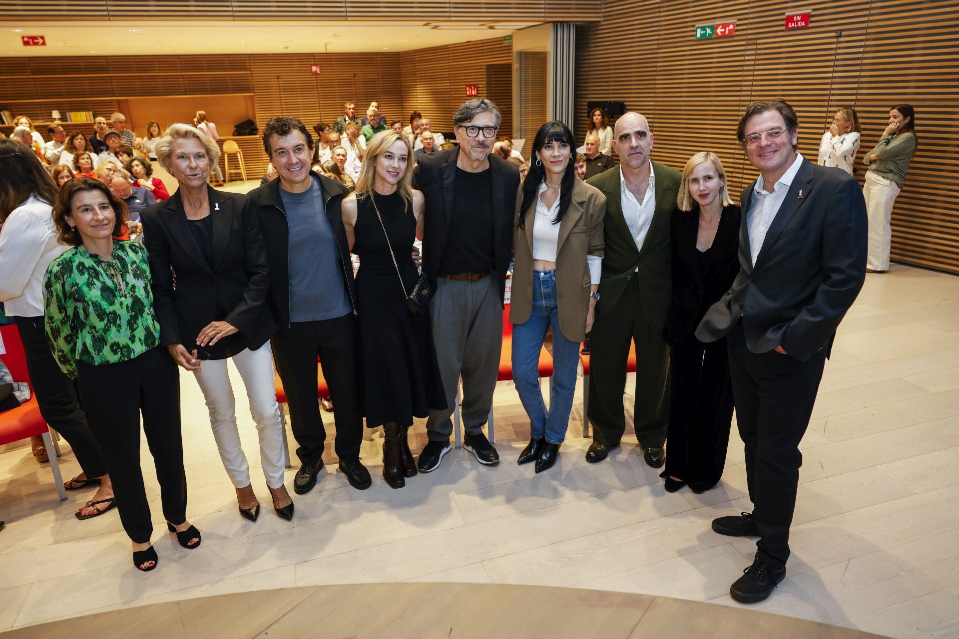 Foto de familia con Fátima Sánchez, Lucrecia Botín, Javier Veiga, Marta Hazas, Carlos Bardem, Cecilia Gessa, Luis Tosar, Júlia Olmo y Álvaro Longoria.