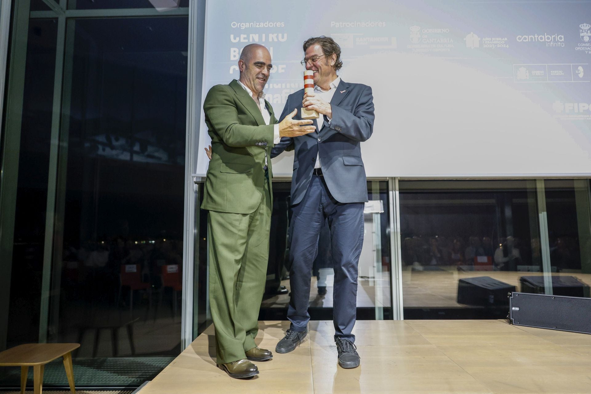 Longoria entrega a Tosar el Faro de Honor a toda su trayectoria. 