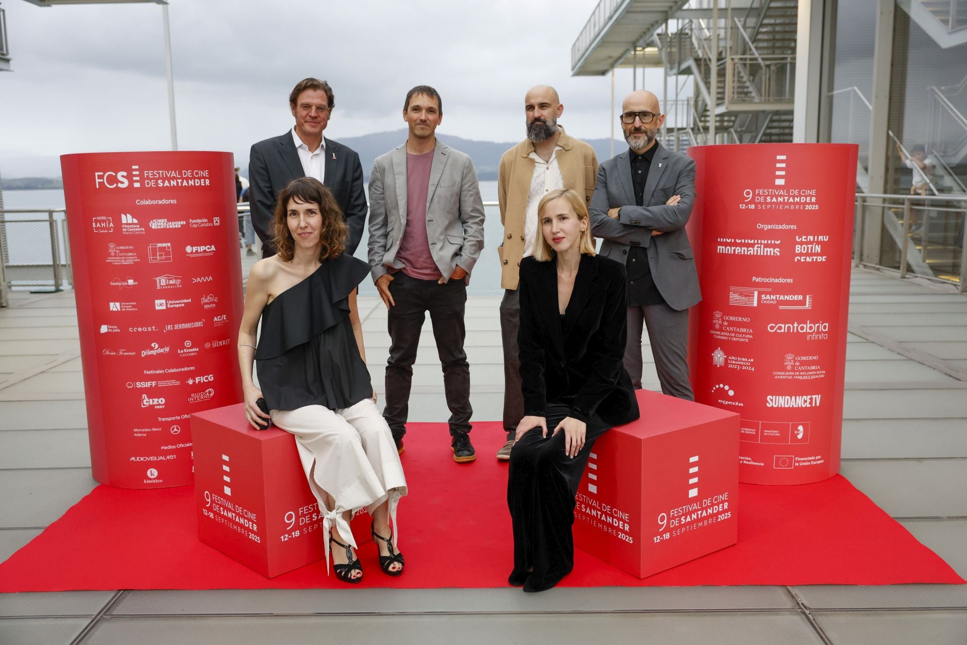 Longoria y Julia Olmo, directora del festival, posan con Marta Solano, Nacho Solana, Christian Franco y Víctor Lamadrid, representantes de la Pacca, la Filmoteca y Cantabria Film Commision.