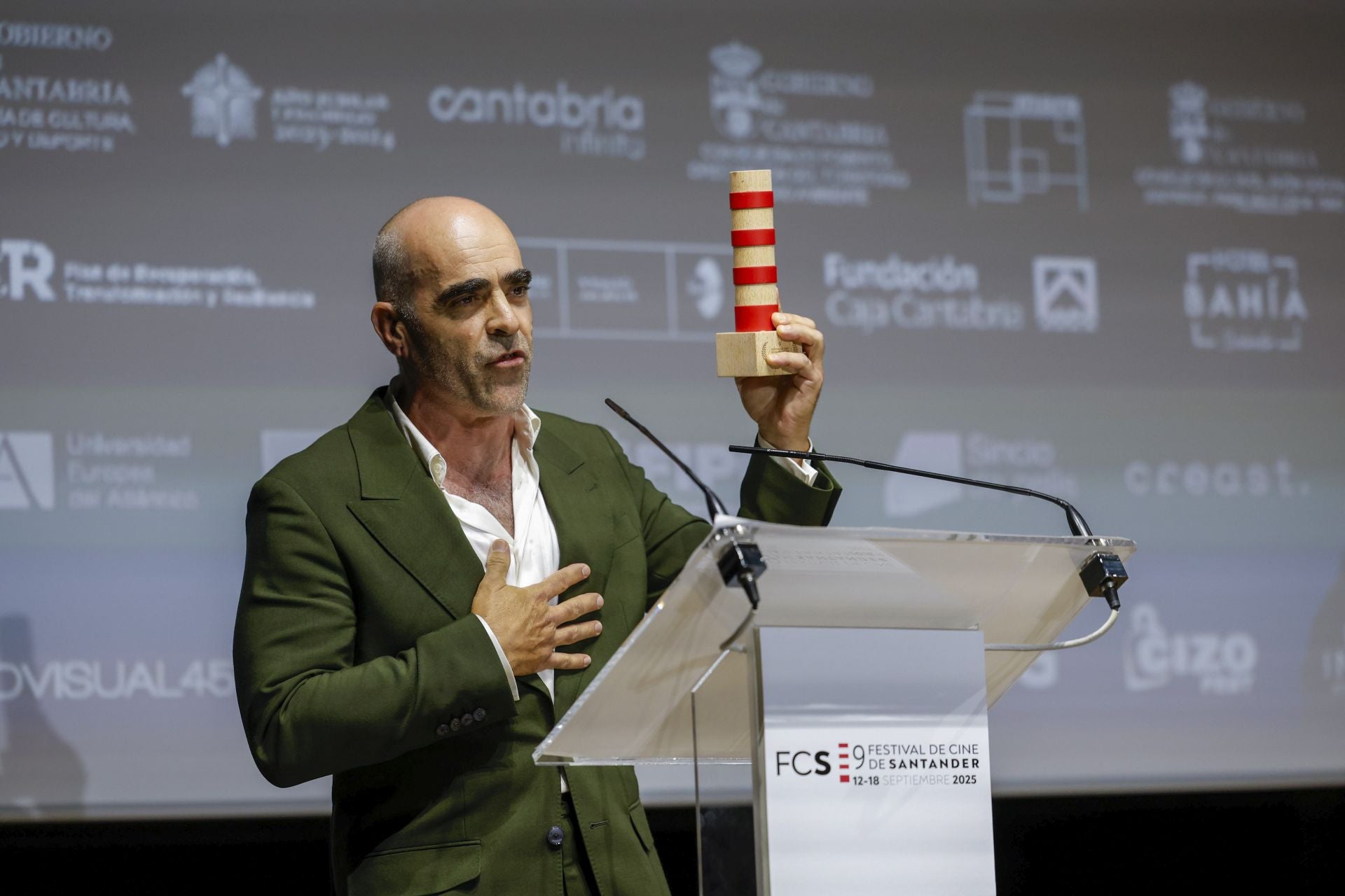 Tosar durante su discurso tras recoger el premio, en un discurso «caótico», dijo, pero emocionado, en el que dijo sentirse un privilegiado por todo lo que esta profesión le ha dado. 