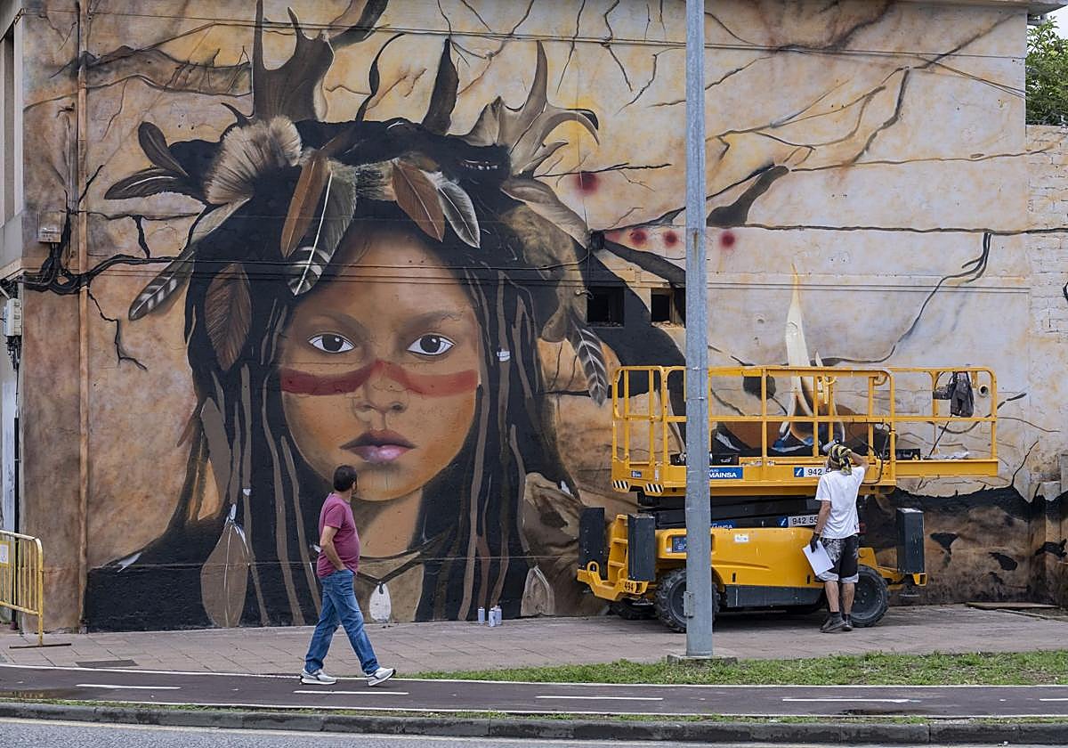IKR pinta los últimos detalles de su obra 'Luz ancestral', proyectada en el paseo Julio Hauzeur.