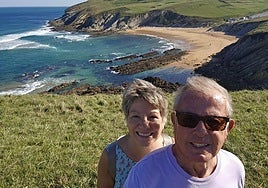 El matrimonio rescatado de morir ahogado en Ubiarco en una foto del pasado sábado donde se aprecia la playa de Tagle, junto a la de Ubiarco.