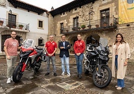 El alcalde Diego Movellán, en el centro de la imagen, durante la presentación de la Rider Cantabria Infinita 2025.