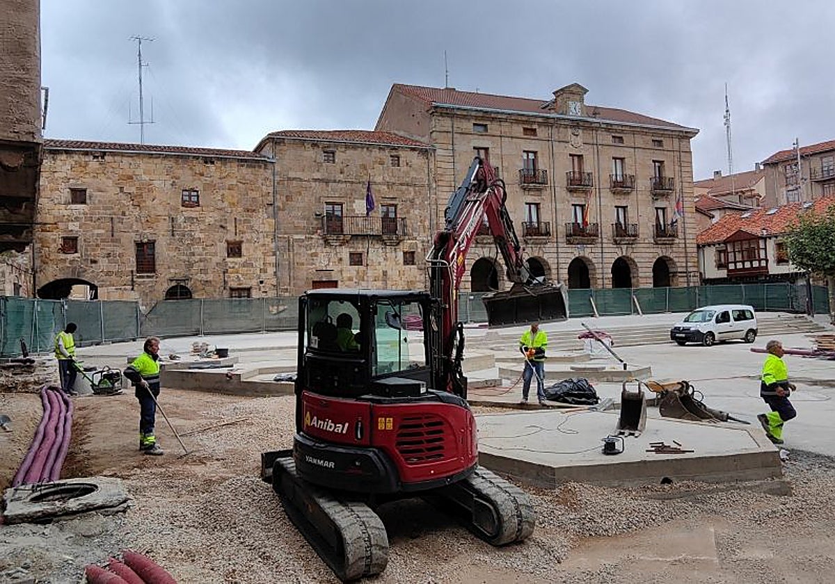 La retirada de las vallas que circundaban la plaza de España han llamado la atención.