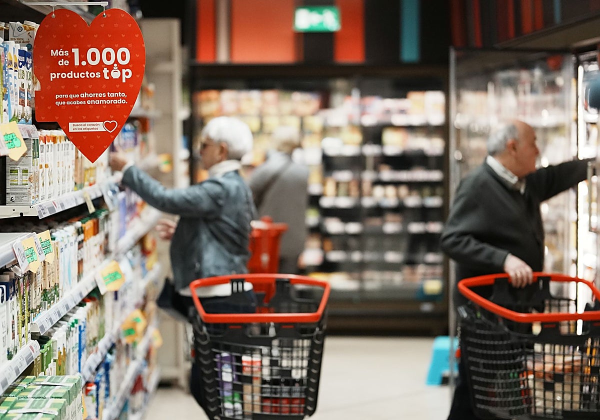 Personas compran en un supermercado.