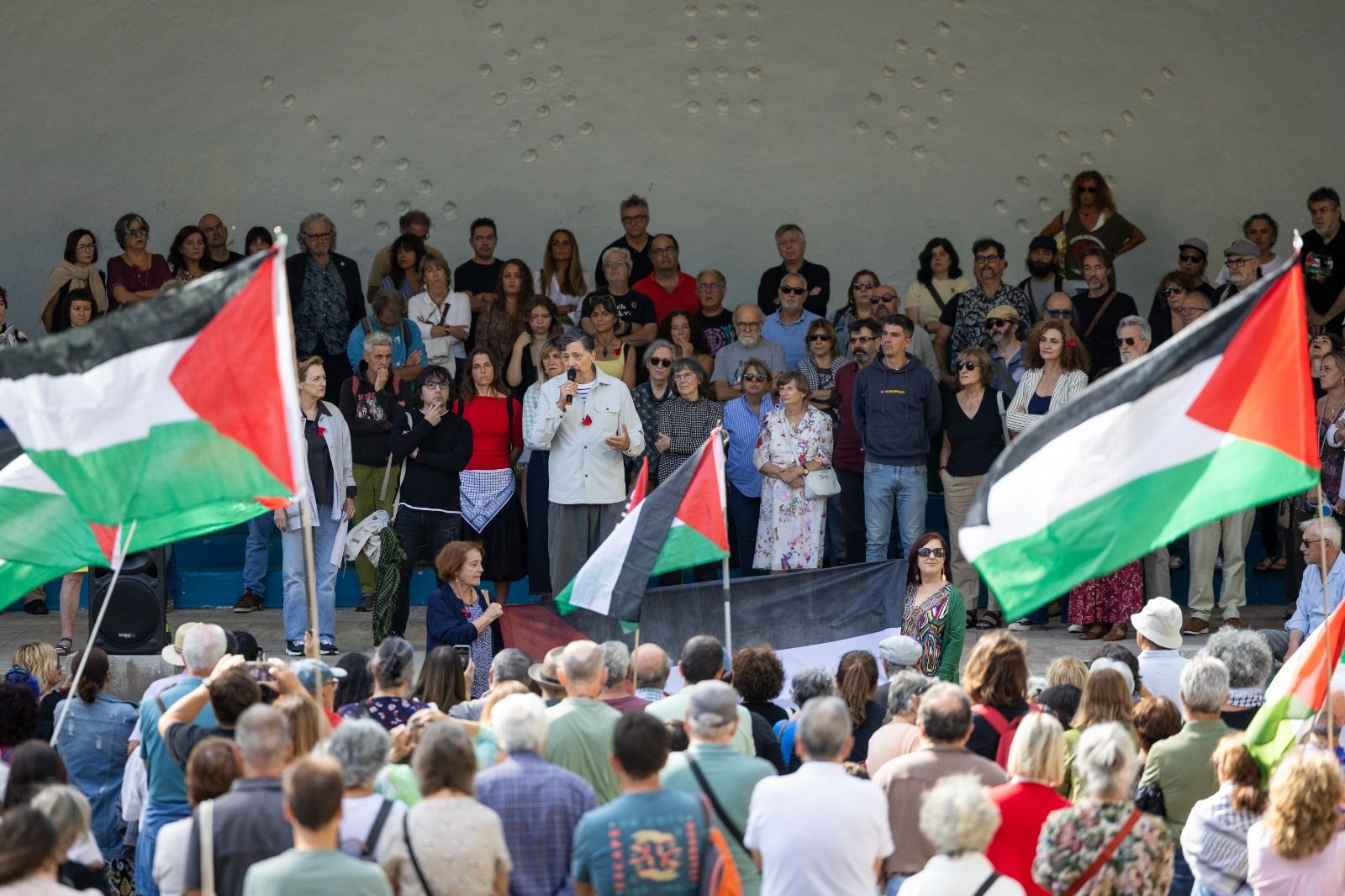 Carlos Bardem intervino al inicio del acto para sumarse a la iniciativa y denunciar «la complicidad que Europa está perpetrando contra el pueblo Palestino», tal como reza el manifiesto