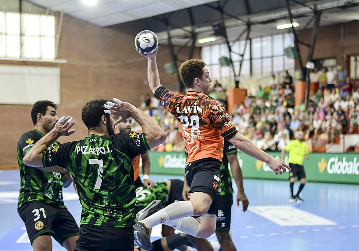 Oswaldo Maestro, lateral derecho del Bathco, salta mientras arma el brazo para el disparo rodeado de rivales del Rebi Cuenca.