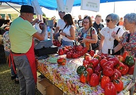 El público compra los pimientos de isla en uno de los puestos instalados este sábado en la feria .