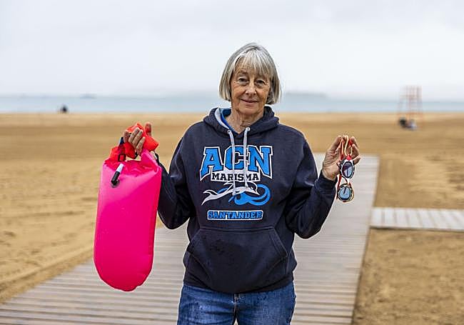 Cati Zubieta, en la 2ª del Sardinero con la sudadera de su quipo.