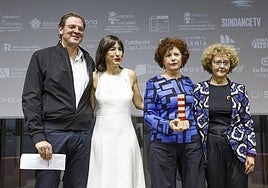 La directora de cine Icíar Bollaín recogió el premio que lleva el nombre de Carlos Saura, a quien definió como «un faro en sí mismo»